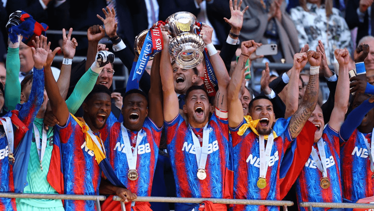 Penantian Panjang Telah Usai! Crystal Palace Resmi Mengangkat Trofi Perdana, Kalahkan Man City 1-0 di Final