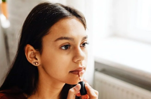 Tips Merawat Bibir Lembap dan Tahan Lama Meski Sering Pakai Lipstik, Wajib Tahu Gen!