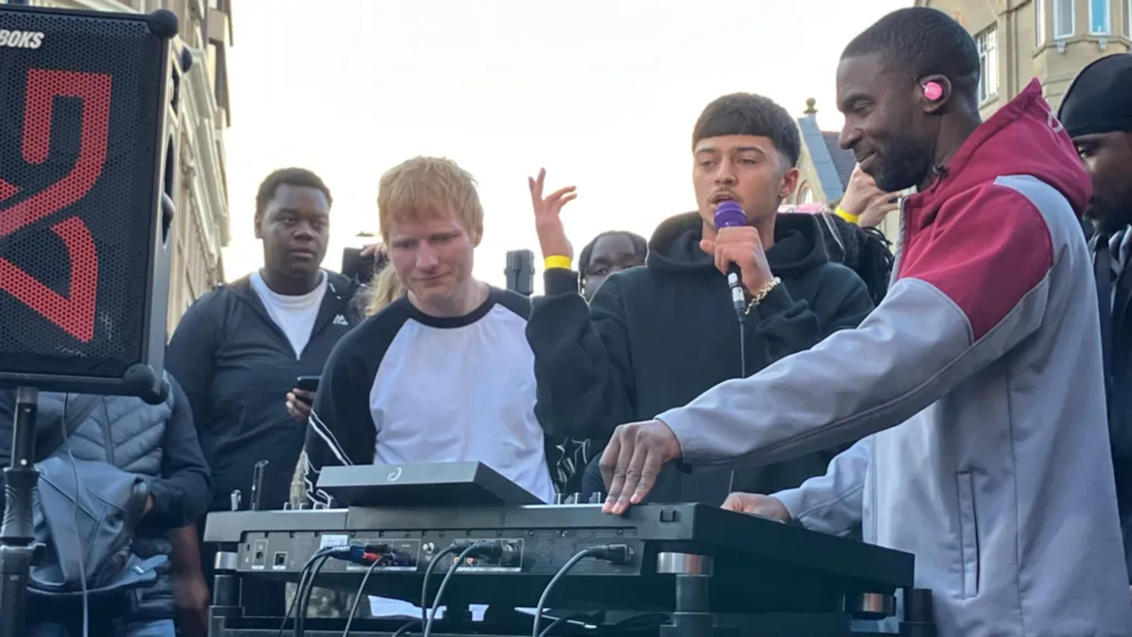 Ed Sheeran Kejutkan Penggemar dengan Aksi Spesial di Sheffield, Dukung Talenta Muda Lewat TRACKS