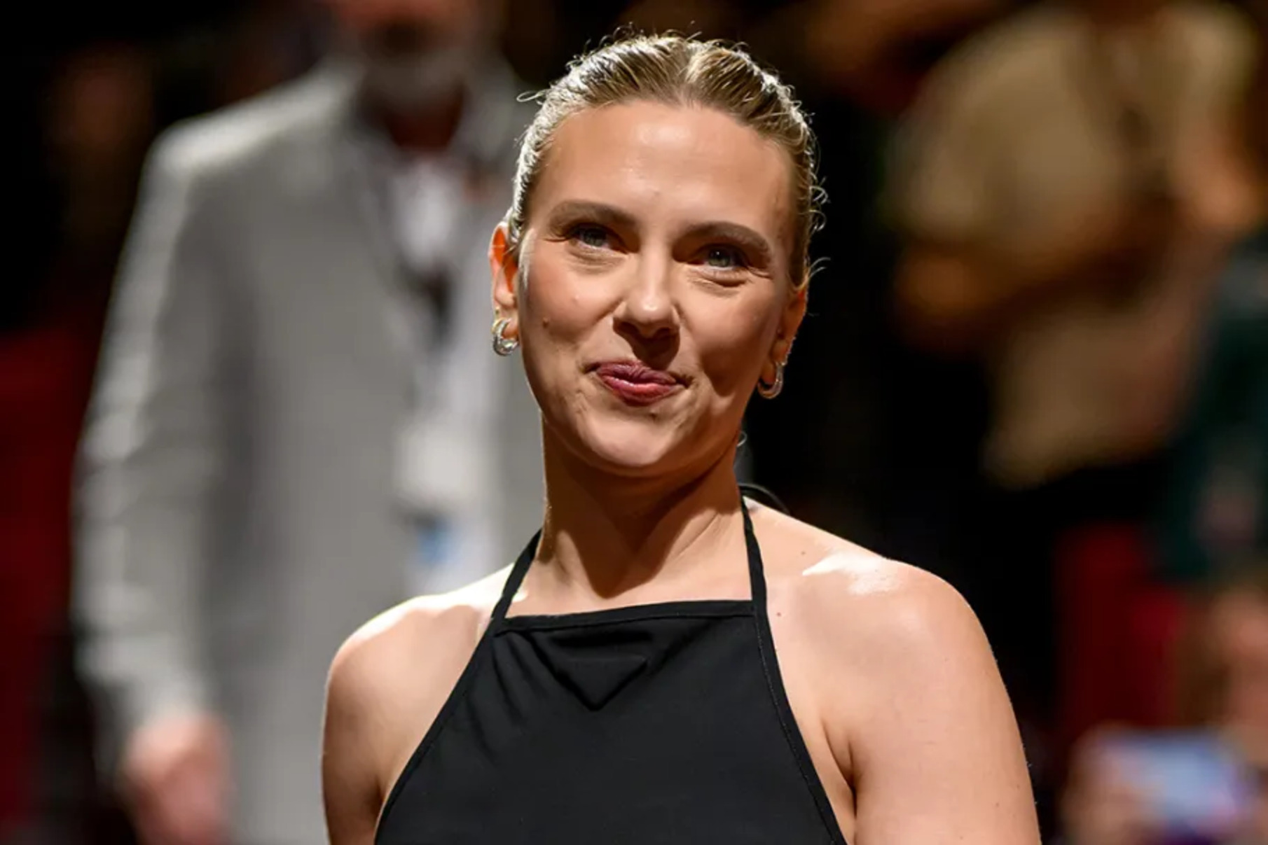 Debut Sutradara Scarlett Johansson Bikin Geger Cannes! Film "Eleanor the Great" Banjir Standing Ovation & Dicap 'Historic'