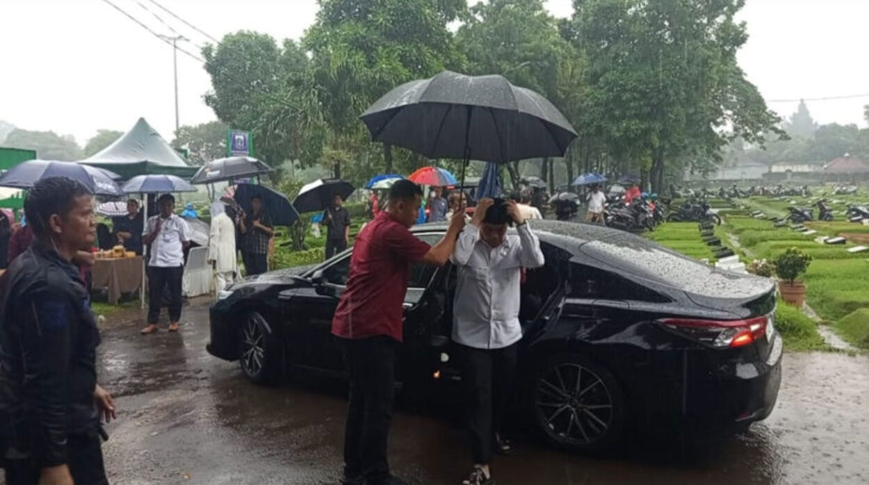 Hujan Deras Mengiringi Pemakaman Suami Najwa Shihab, Banyak Tokoh Juga Ikut Hadir