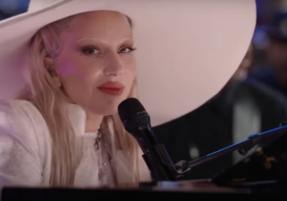 Lady Gaga Tampil Bikin Merinding di Super Bowl 2025! Nyanyi "Hold My Hand" Buat Korban Teror & Bencana
