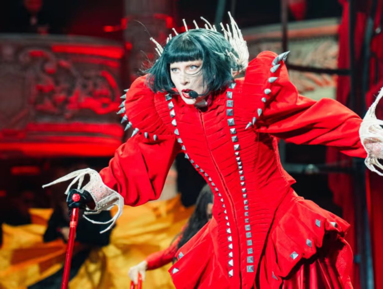 Lagu Abracadabra Buka Konser Lady Gaga di Singapura Malam Ini, Pakai Dress Merah Hiasan Bernuansa Hitam Putih