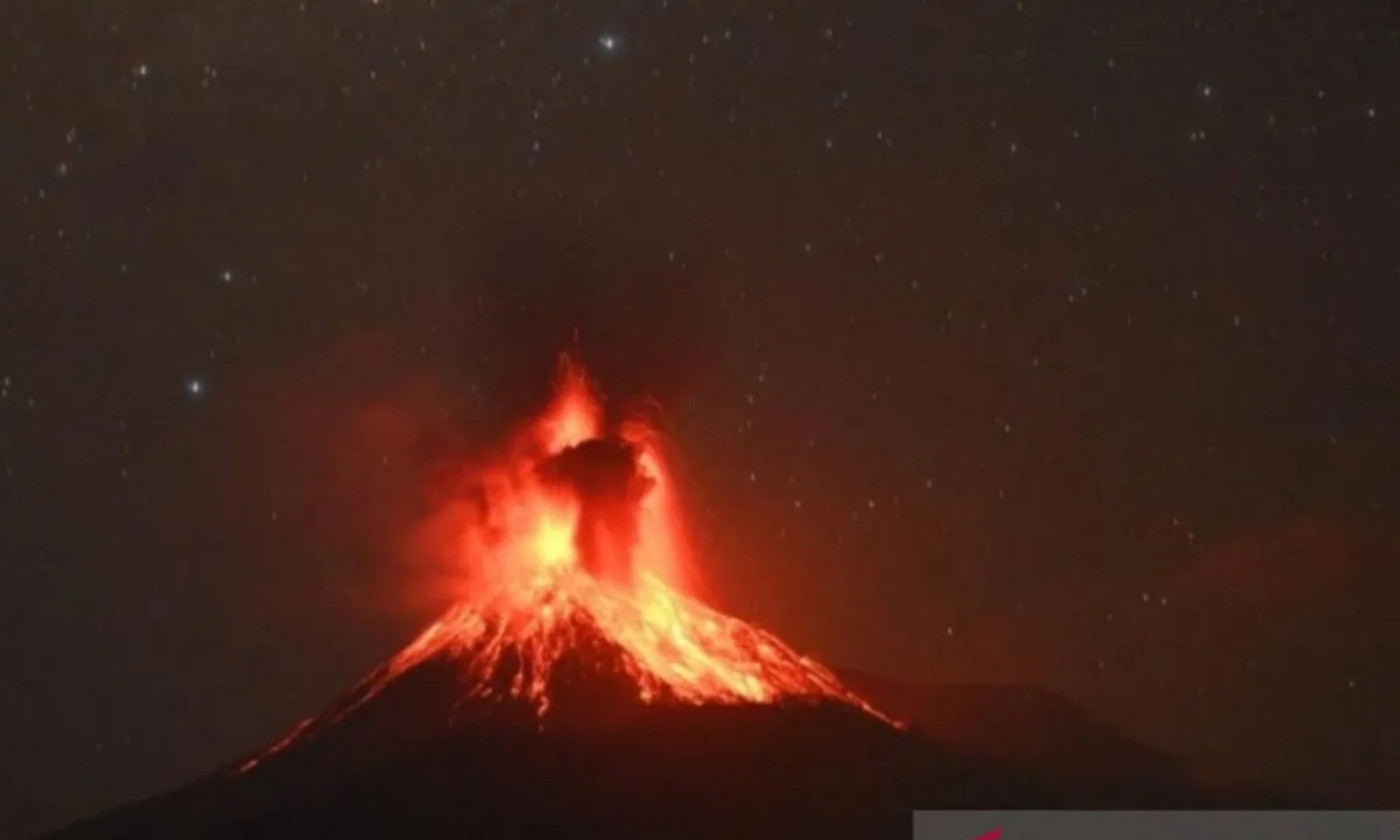 Terjadi Lagi! Lava Muncul di Kawah Gunung Lewotobi Laki-Laki, Potensi Erupsi Eksplosif Mengintai