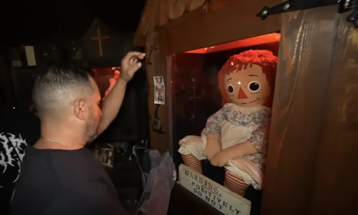 Boneka Annabelle Keliling Amerika, Dari Penjara Tua Sampai Penginapan Angker