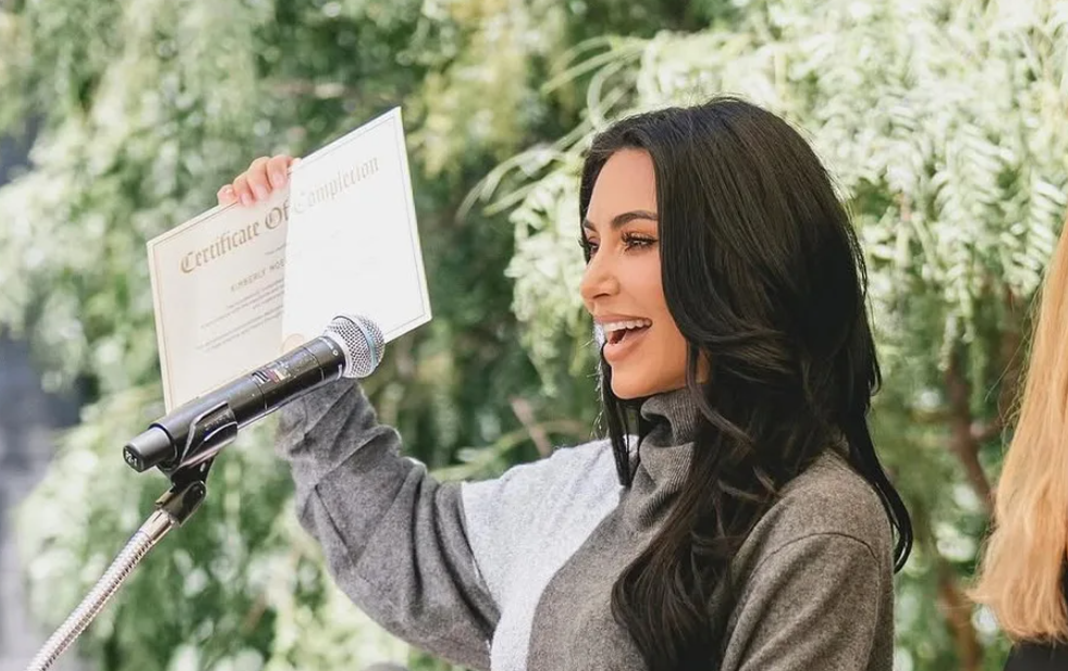 Kim Kardashian Resmi Lulus Sekolah Hukum Setelah 6 Tahun! Ini Jumlah Jam Belajarnya yang Bikin Merinding