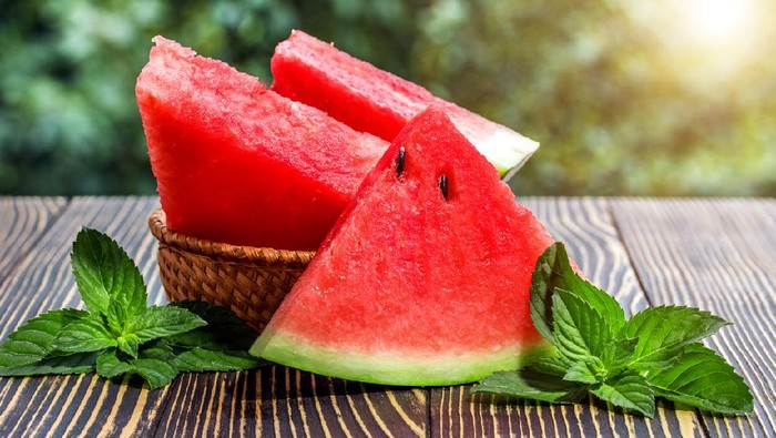 Manfaat Semangka untuk Kulit Cantik dan Segar: Rahasia Anti Aging & Jerawat yang Wajib Kamu Tahu!