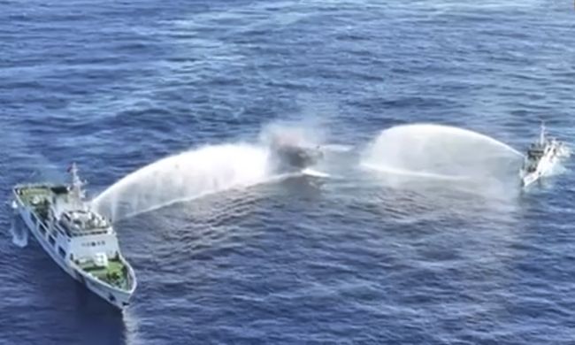 Pejaga Pantai Tiongkok Semprot Kapal Filipina dengan Meriam Air