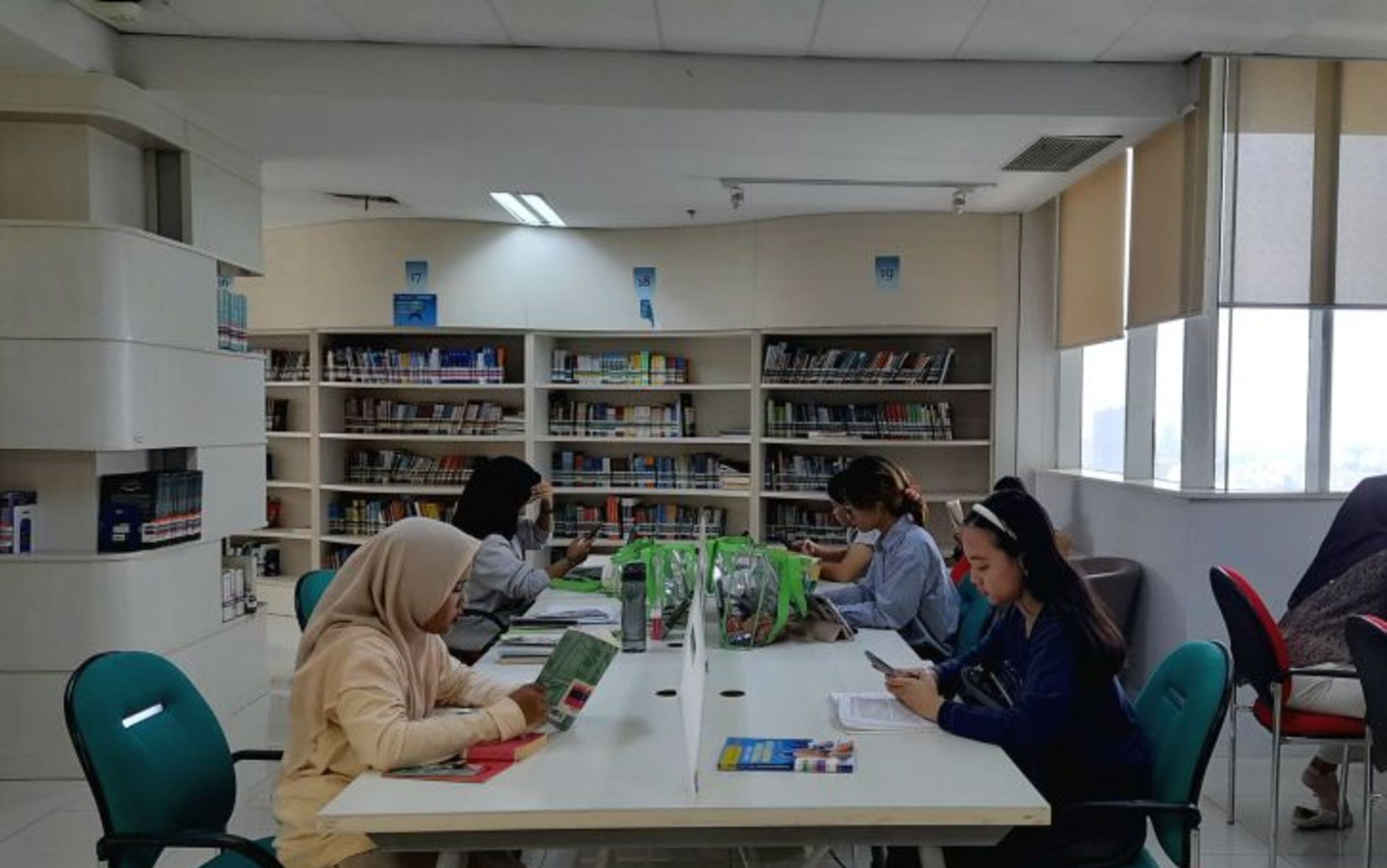 Bantah Indonesia Malas Baca! Anak Muda Serbu Taman dan KRL demi Buku, Gubernur Langsung Ubah Jam Operasional Perpustakaan!