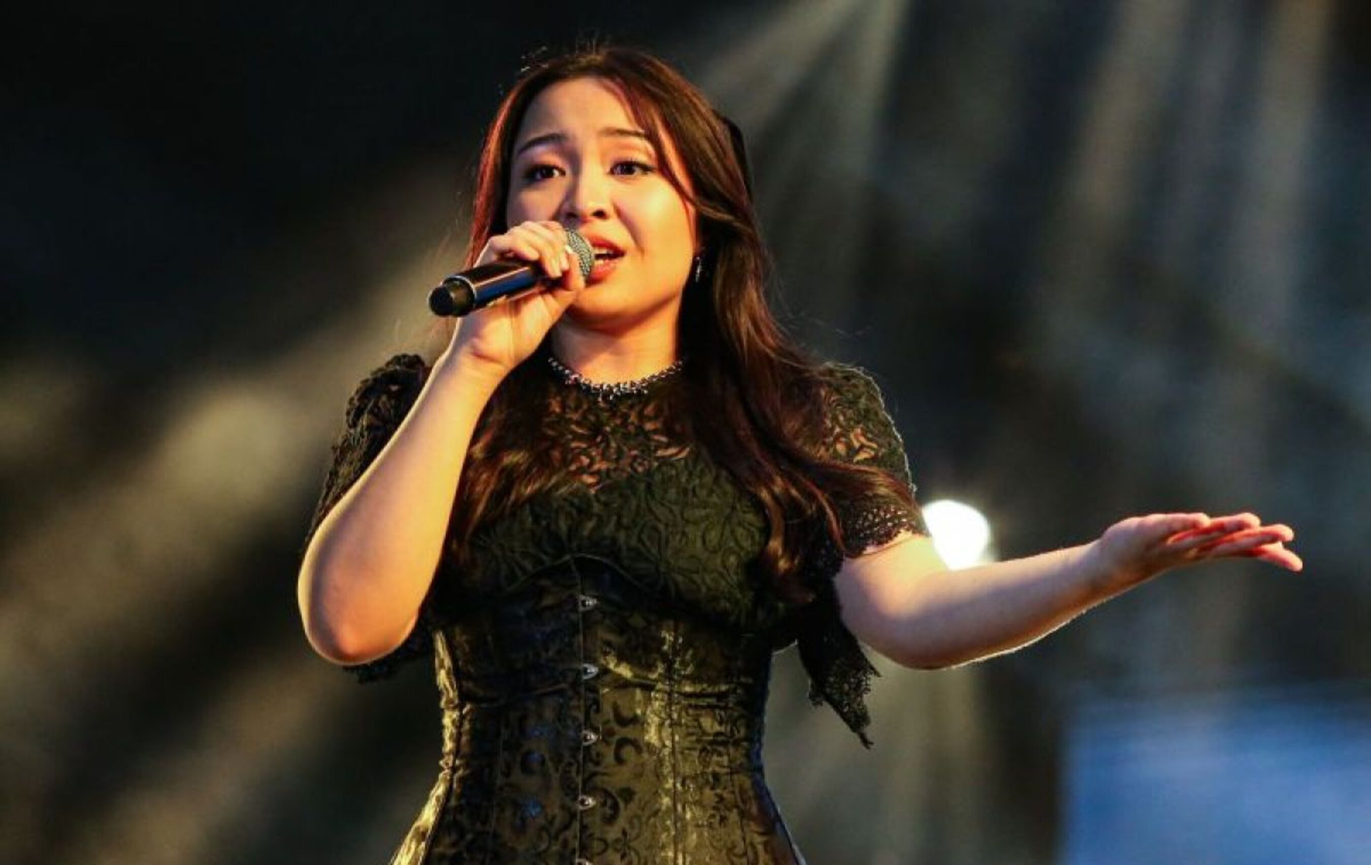 Bikin Satu Stadion Galau! Momen Haru Duet Rossa dan Bernadya di Konser 'Here I Am' Bikin Penonton Tak Bisa Move On