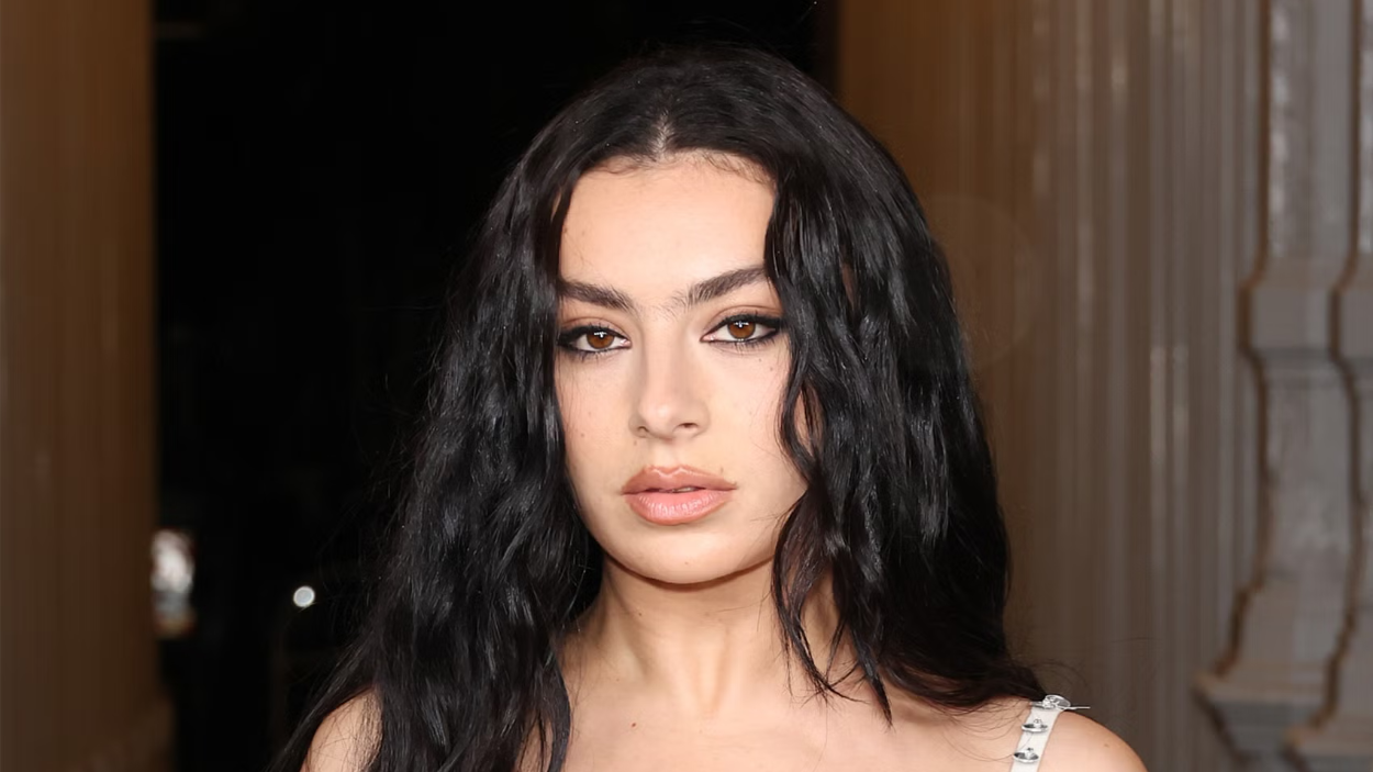 Charli XCX Ungkap ‘Aku Bukan Bob Dylan’ Setelah Dinobatkan sebagai Songwriter of the Year