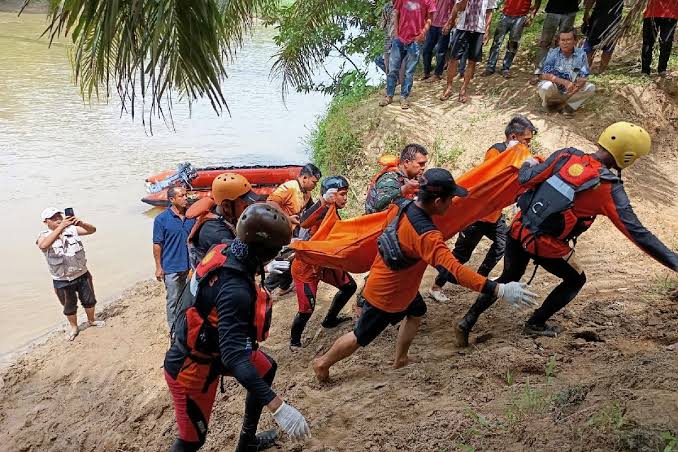 Tim SAR Gabungan  Percepat Pencarian Korban Longsor Trenggalek dengan Anjing Pelacak dan Saksi Kunci