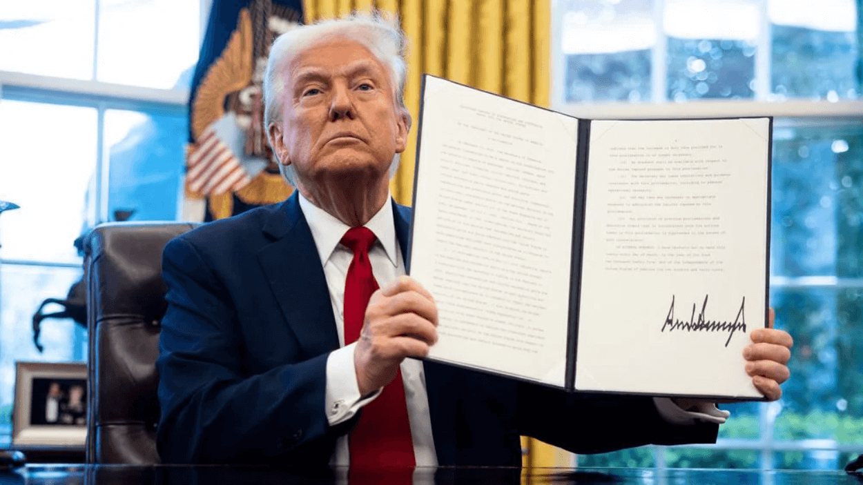 Trump Tegaskan Ancaman Tarif 25% untuk iPhone dan Samsung, Saham Apple Terjun Bebas