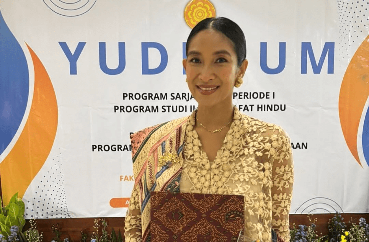 Happy Salma Lulus S1 di Usia 45 Tahun, Titip Pesan Mendalam tentang Ilmu dan Kesadaran