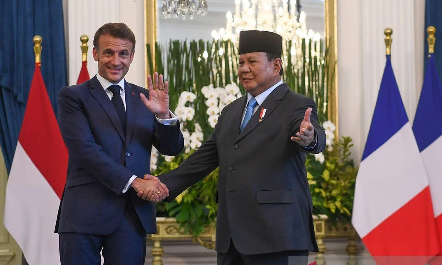Dapat Penghargaan Tertinggi dari Prancis, Prabowo Dipeluk Macron di Akmil Magelang