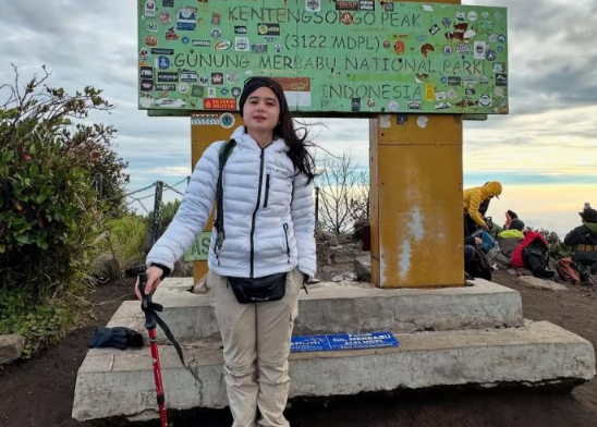 Tissa Biani Mendaki Gunung Merbabu, Lakukan Aksi Peduli Lingkungan yang Bikin Salut!