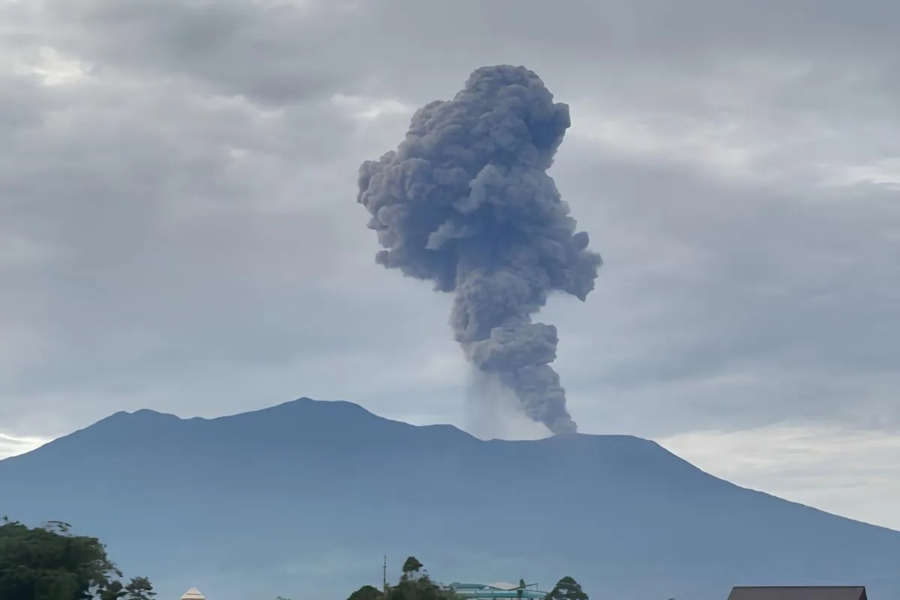 Gunung Marapi Meletus Tiba-Tiba di Tengah Malam, Warga Diminta Siaga Penuh!