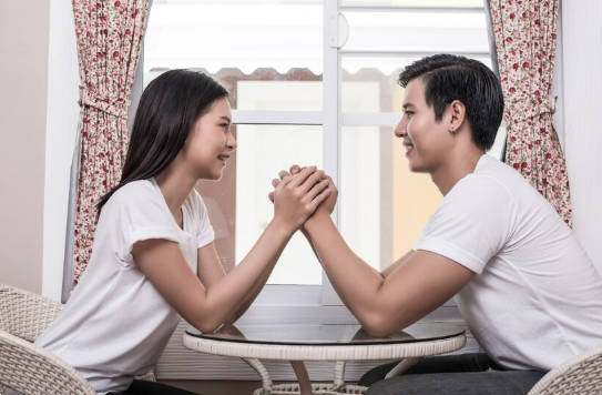Lagi Diambang Putus? 7 Cara Ini Bikin Dia Mikir Dua Kali Buat Ninggalin Kamu
