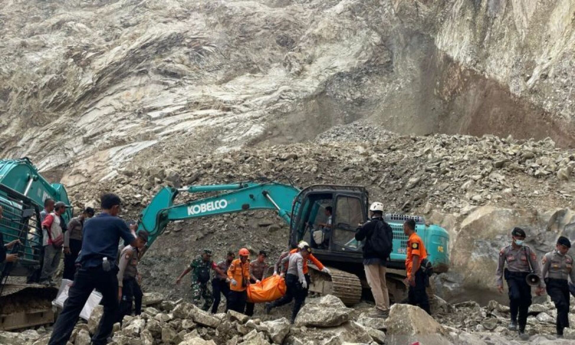 Pencarian Korban Longsor Tambang Batu Cirebon Dihentikan Sementara, 12 Orang Dilaporkan Tewas
