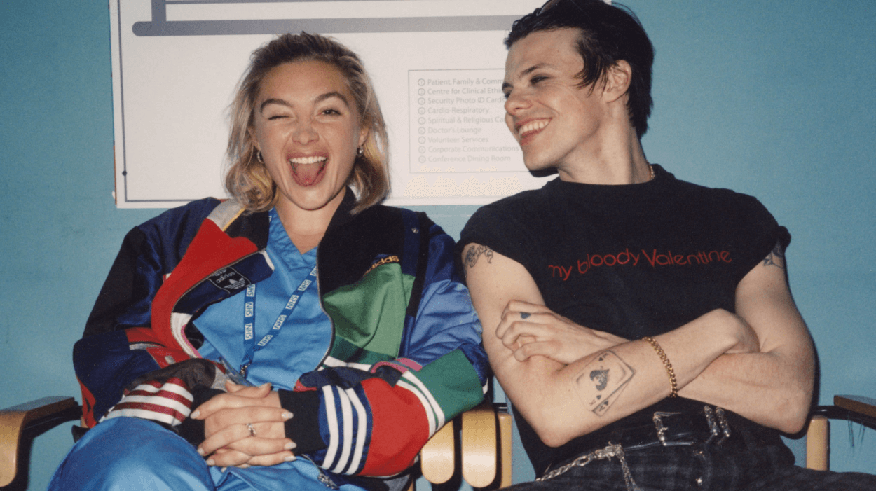 Florence Pugh Tampil Memukau sebagai Tenaga Medis dalam Video Musik Terbaru Yungblud "Zombie"
