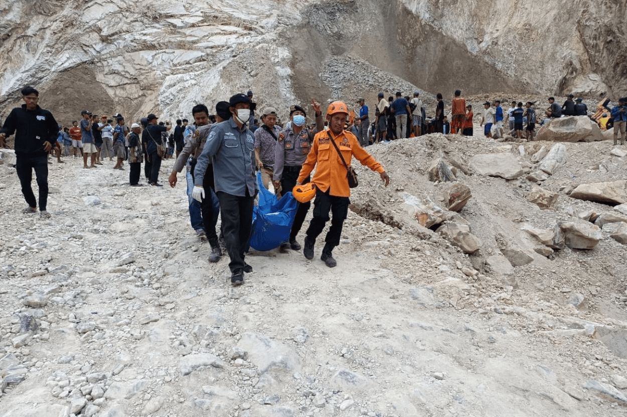 Tim Gabungan Terus Berjuang Cari Tujuh Korban Longsor di Gunung Kuda Cirebon