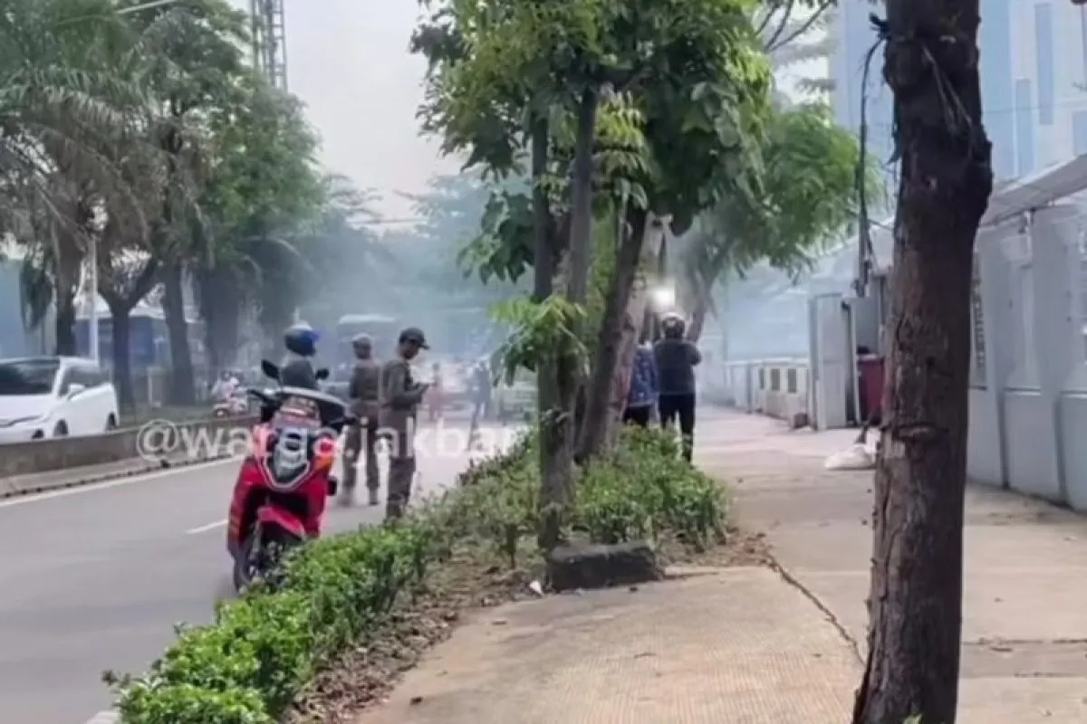 Kabel Terbakar Disertai Ledakan di Jakbar, Damkar Langsung Gerak Cepat