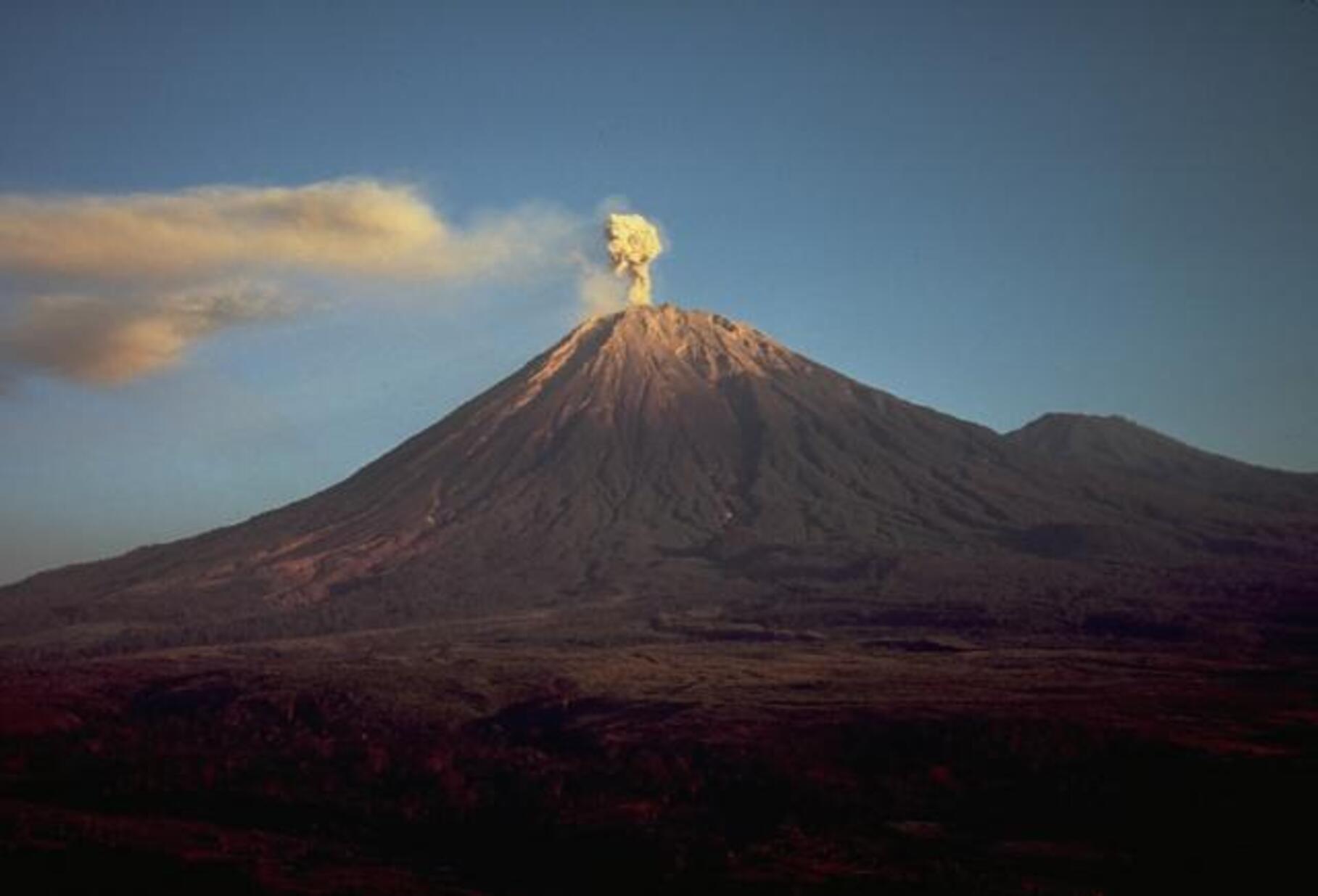 Gunung Semeru Meletus 4 Kali dalam Semalam! Kolom Abu Capai 1.000 Meter