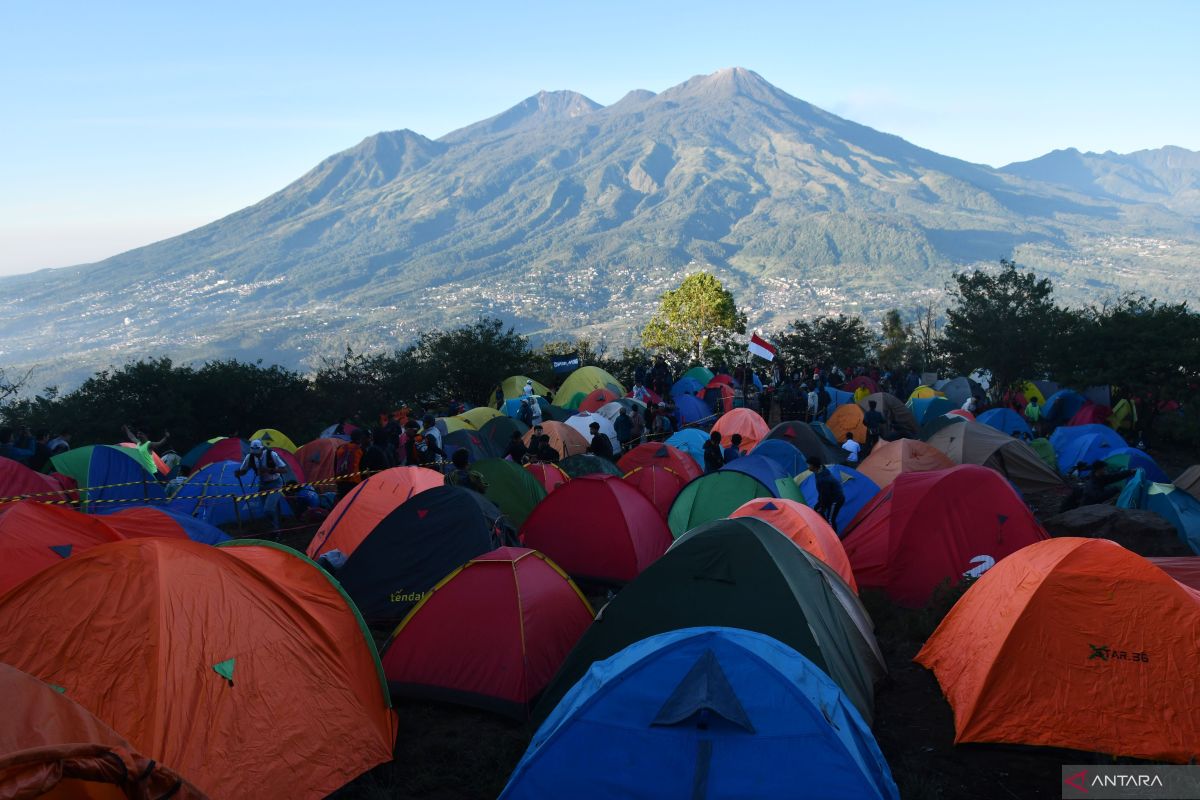 Viral Open Trip Booking Lahan Camp di Gunung Sindoro Bikin Geger Warganet