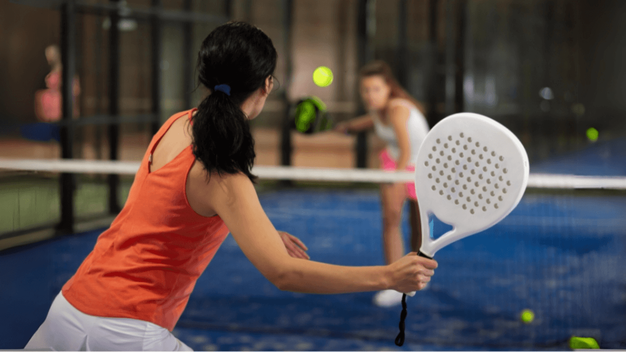 Nggak Cuma Gaya-Gayaan! Ini 3 Teknik dan Perlengkapan Dasar Padel buat Pemula