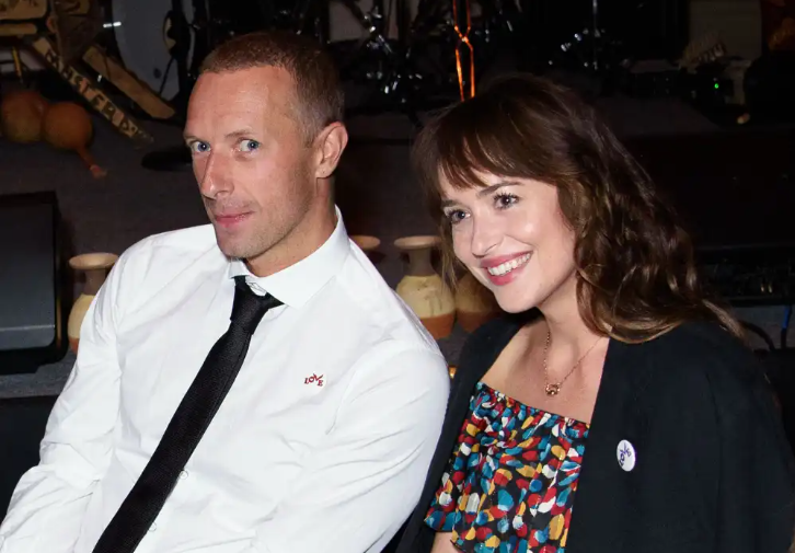 Hubungan Dakota Johnson dan Chris Martin Dikabarkan Kandas Setelah 8 Tahun Bareng!