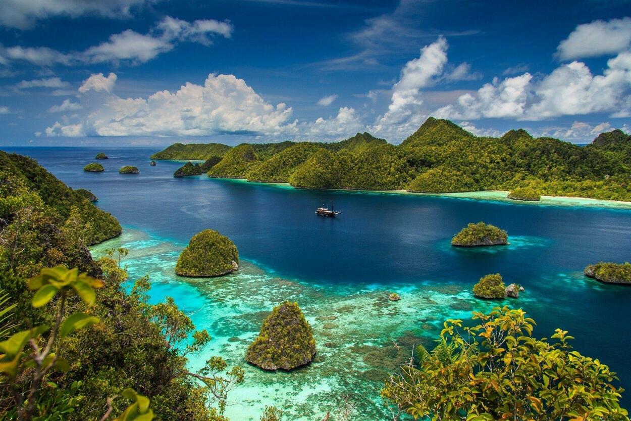 5 Destinasi Wisata Keren di Raja Ampat yang Nggak Boleh Kelewatan 5 Destinasi Wisata Keren di Raja Ampat yang Nggak Boleh Kelewatan