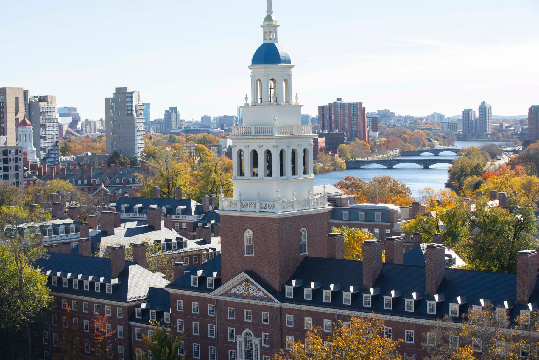 Harvard Gugat Pemerintah AS atas Larangan Mahasiswa Internasional Masuk dengan Visa Belajar