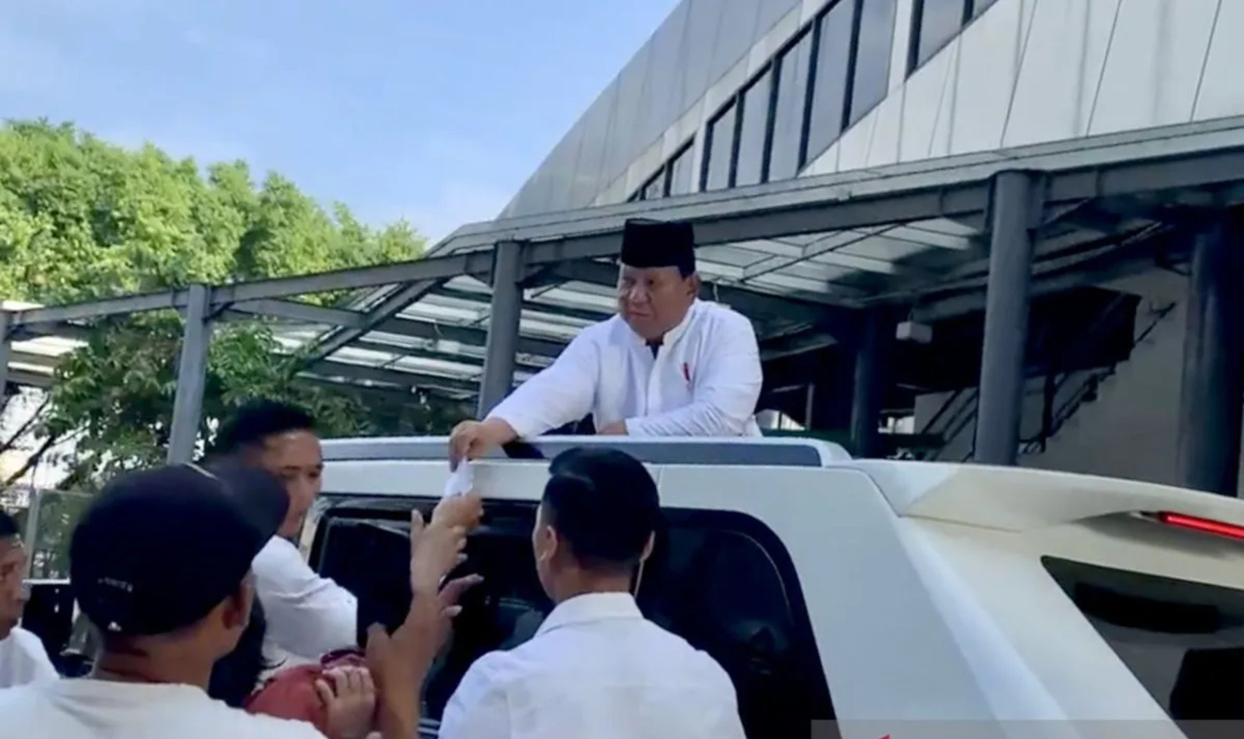 Momen Hangat Iduladha: Presiden Prabowo Bagi-Bagi Amplop ke Pedagang di Depan Masjid Istiqlal