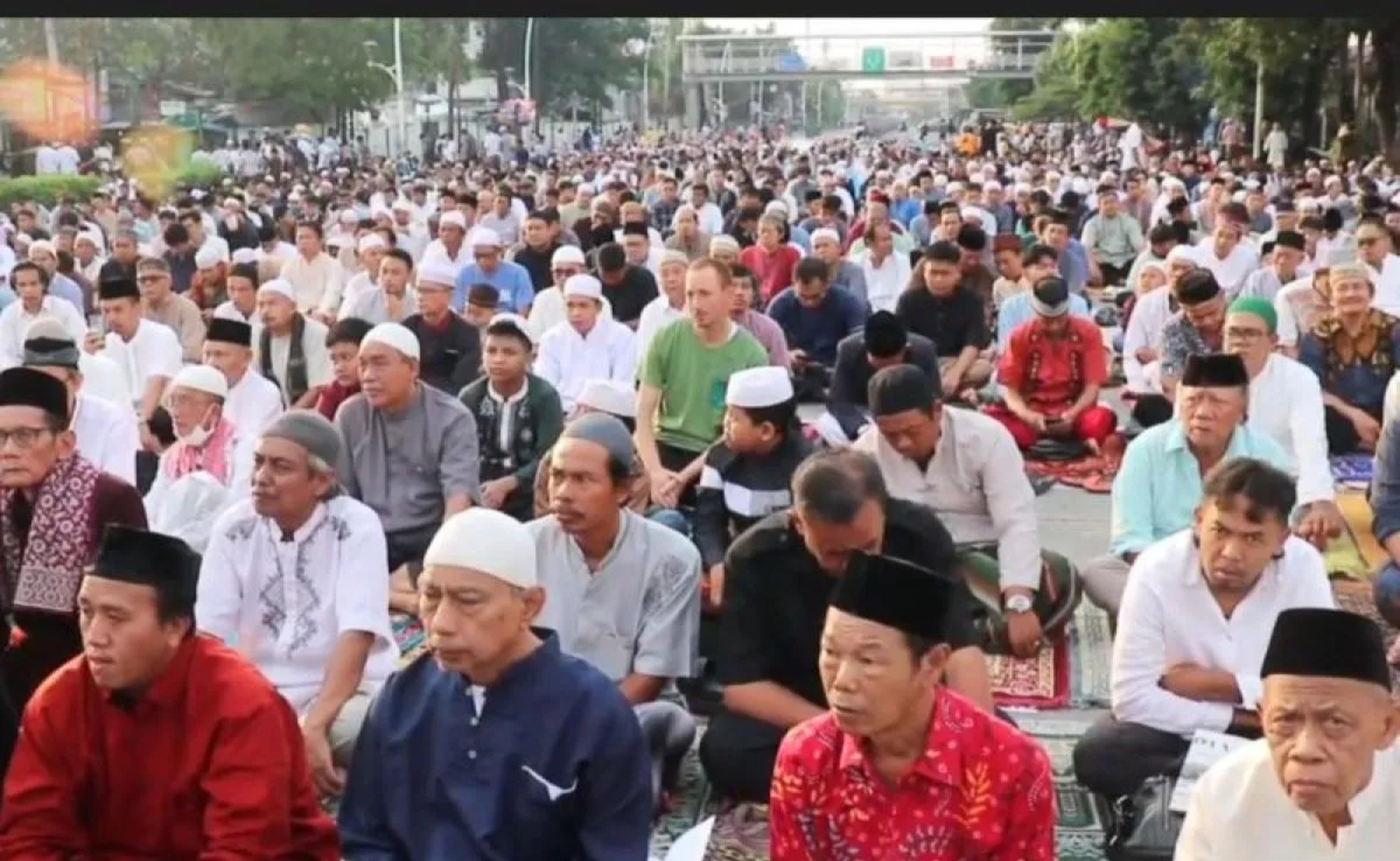 Viral! Ribuan Warga Shalat Idul Adha di Depan Gereja Tua Jatinegara, Jadi Simbol Toleransi Agama di Jakarta