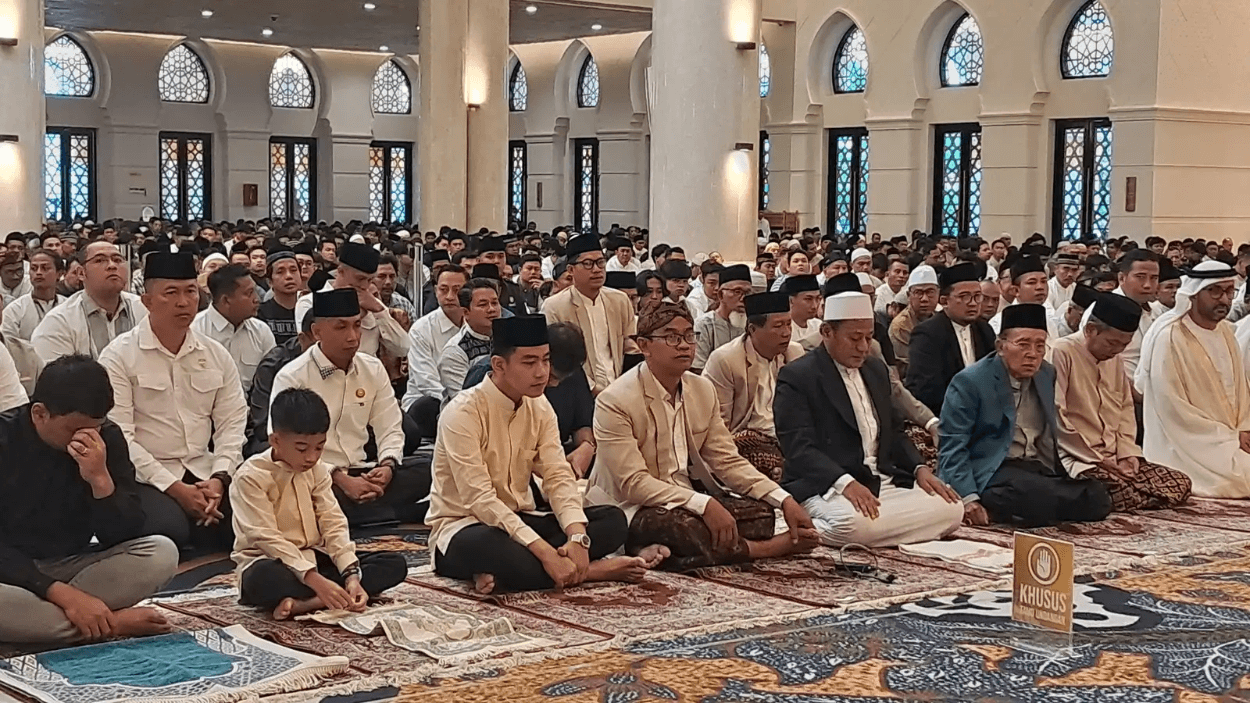 Wapres Gibran Salat Iduladha di Solo bersama Keluarga, Tekankan Semangat Kurban untuk Keadilan Sosial