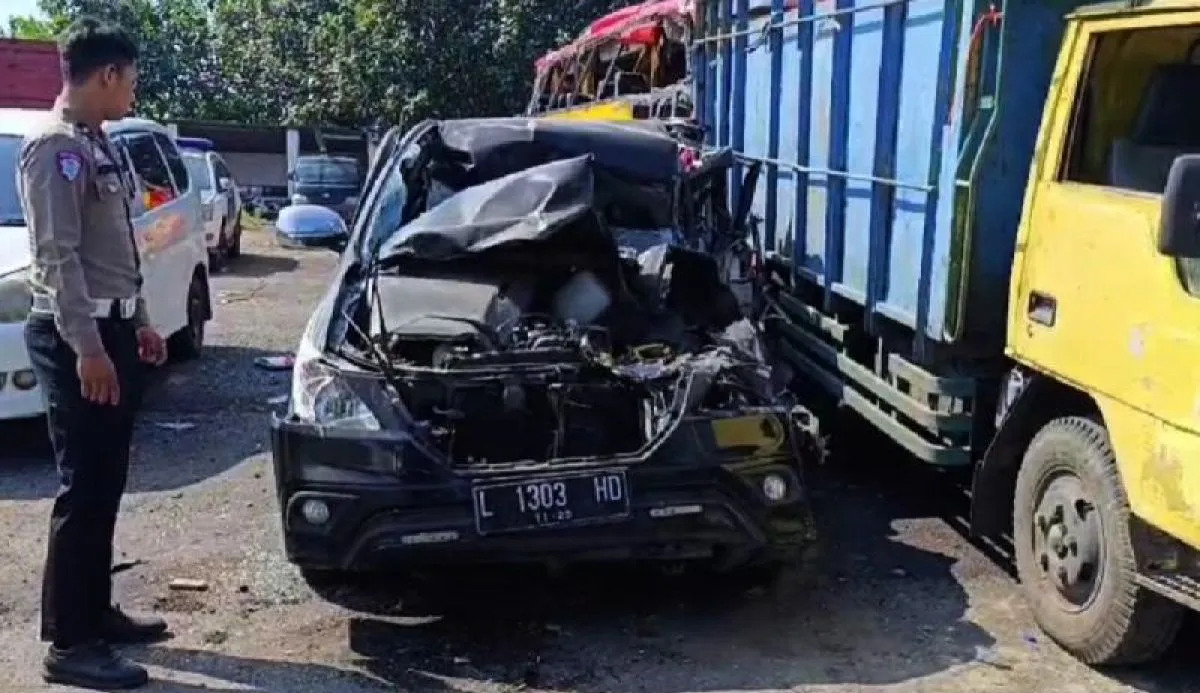 Kecelakaan Maut di Tol Jombang-Mojokerto: 3 Orang Tewas Usai Mobil Tabrak Truk
