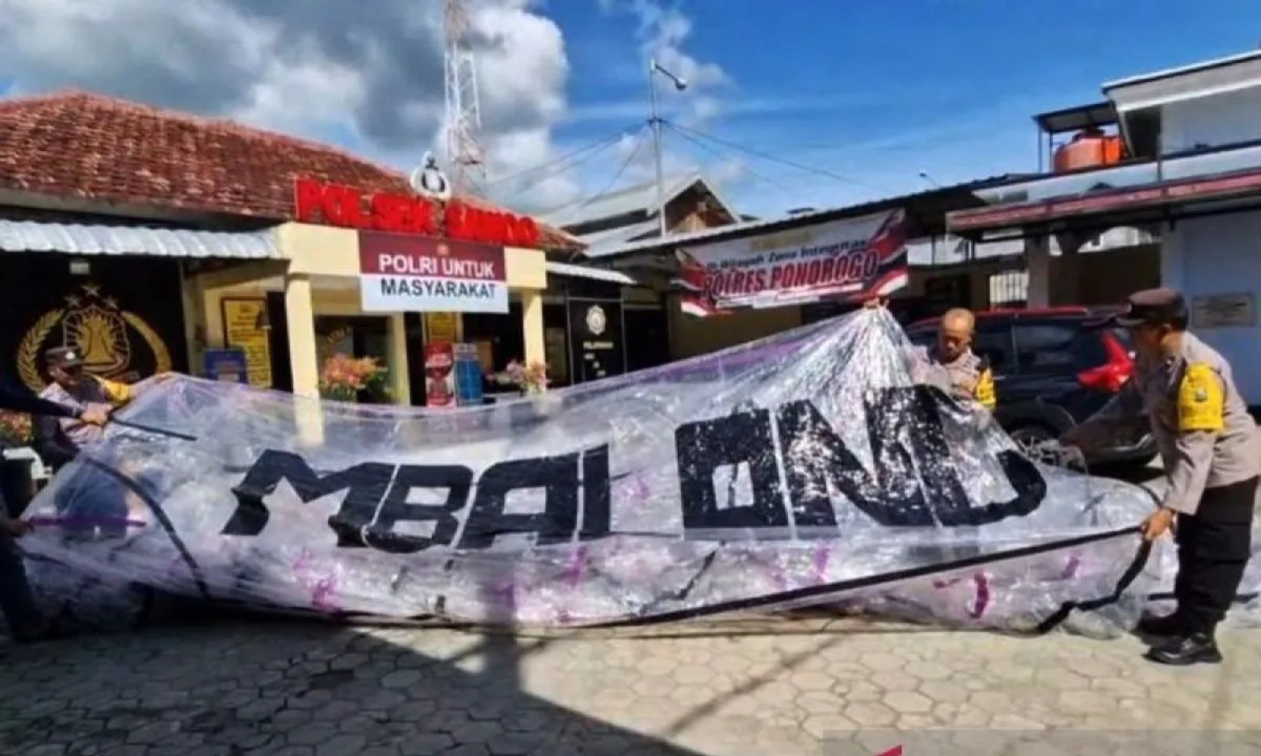 Balon Udara Raksasa Bawa Petasan Jatuh di Pekarangan Warga Ponorogo, Nyaris Meledak!