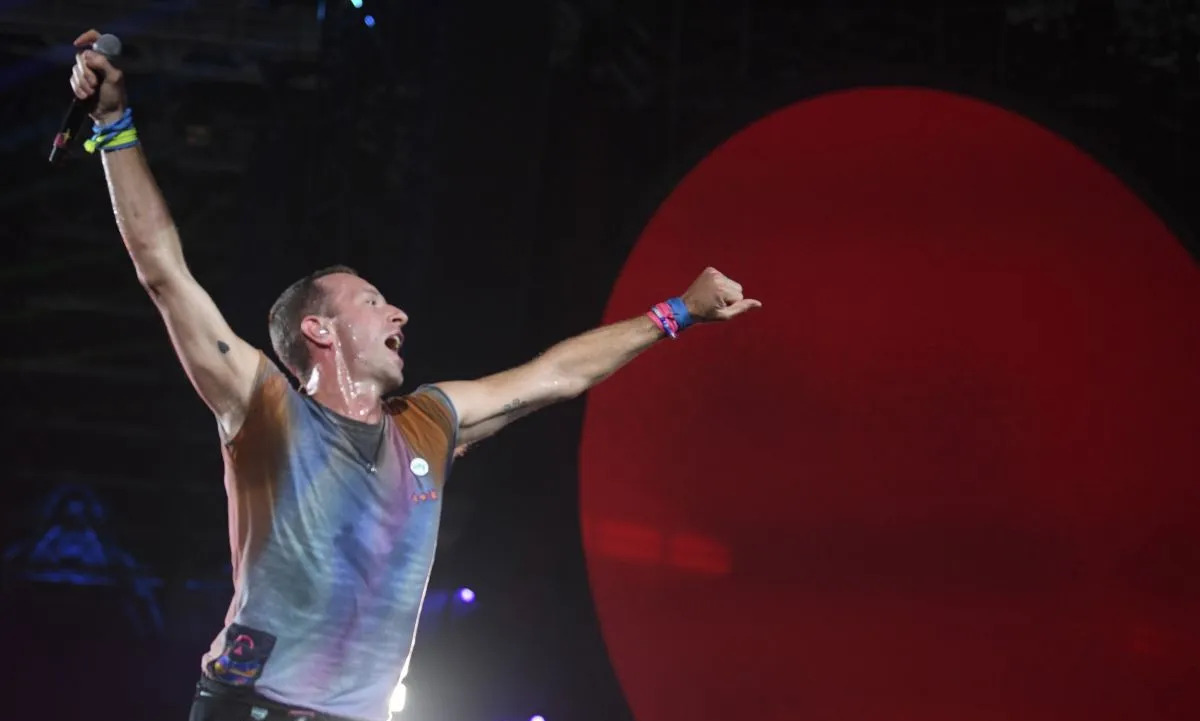 Chris Martin Ajak Fans Nonton Film Komedi Romantis Terbaru Dakota Johnson