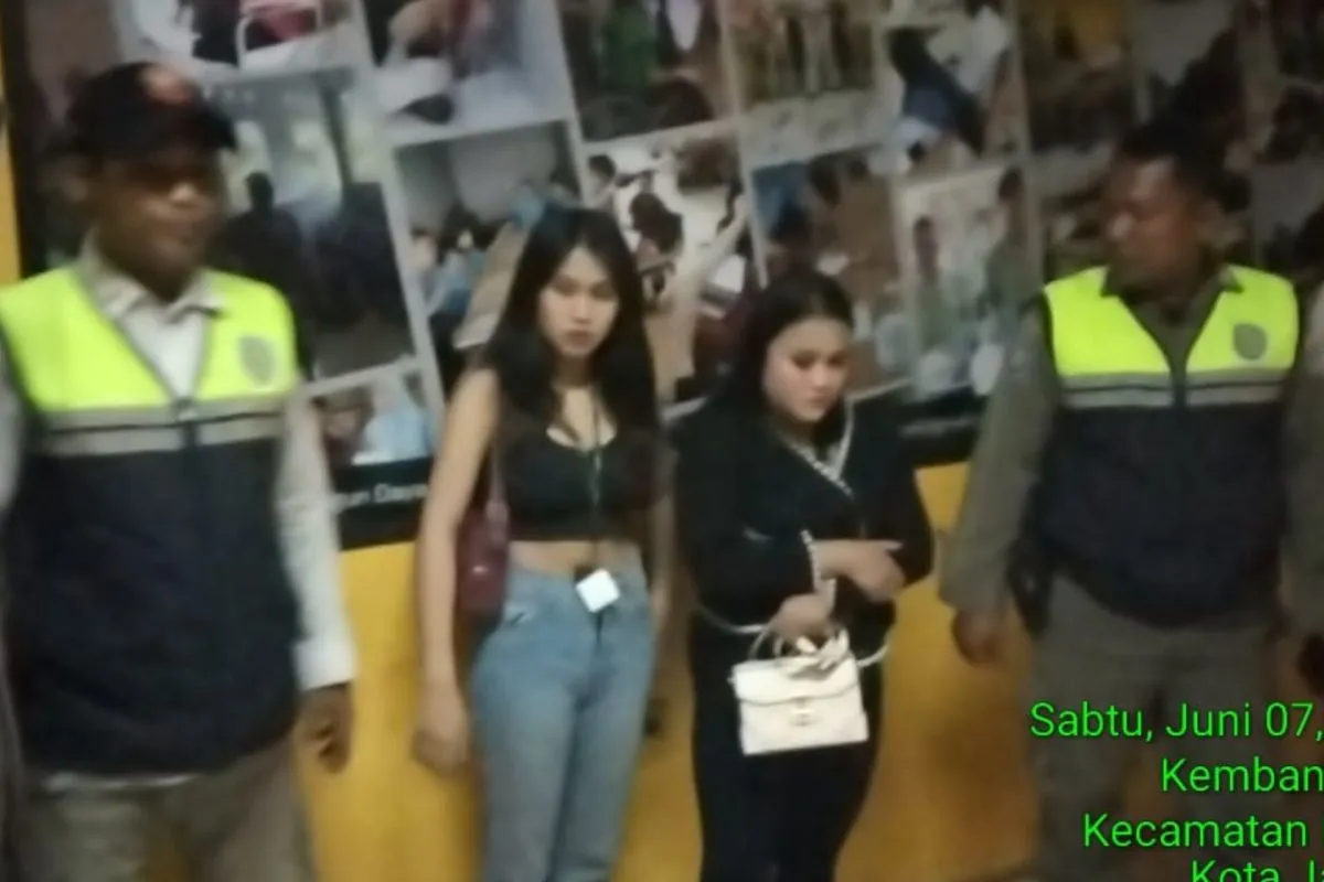 Satpol PP Razia Jakarta di Blok M, 4 PSK Diamankan