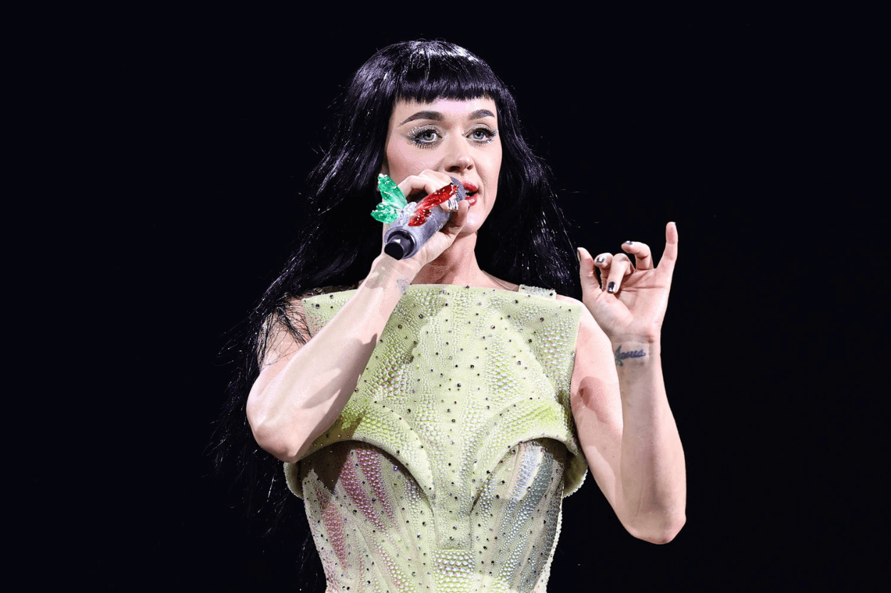 Katy Perry Diterobos Penggemar Saat Tampil di Sydney, Tetap Lanjut Nyanyi 'Hot n Cold'