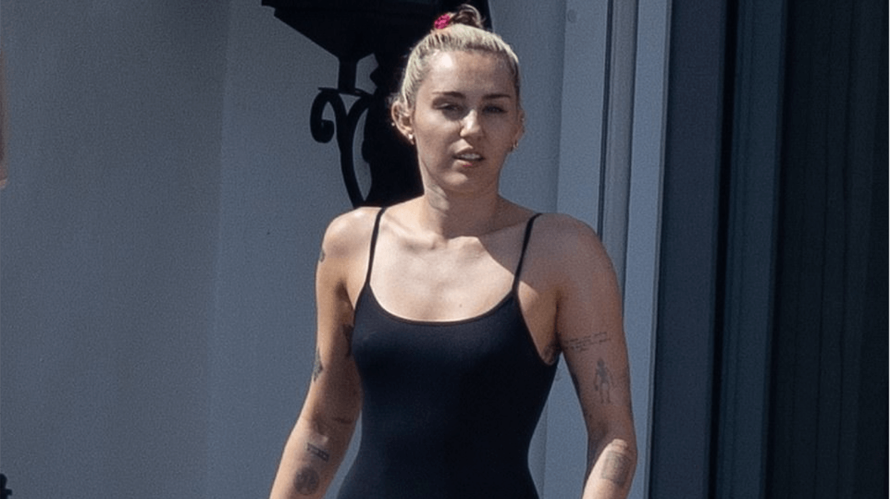 Miley Cyrus Ungkap Masih Tidak Percaya Diri hingga Pilih Pakai Baju Renang Tertutup