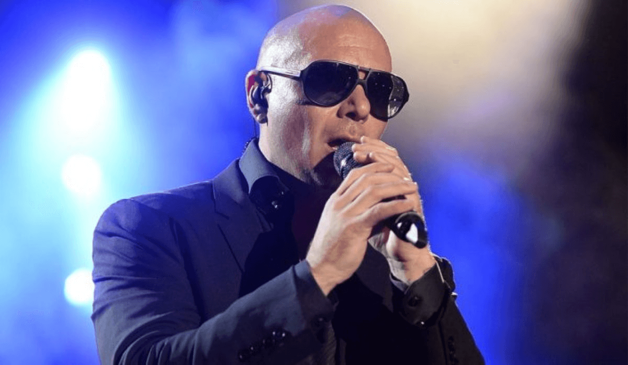 Pitbull Ungkap Makna Mendalam di Balik Aksi Fans Pakai Topi Botak di Konser