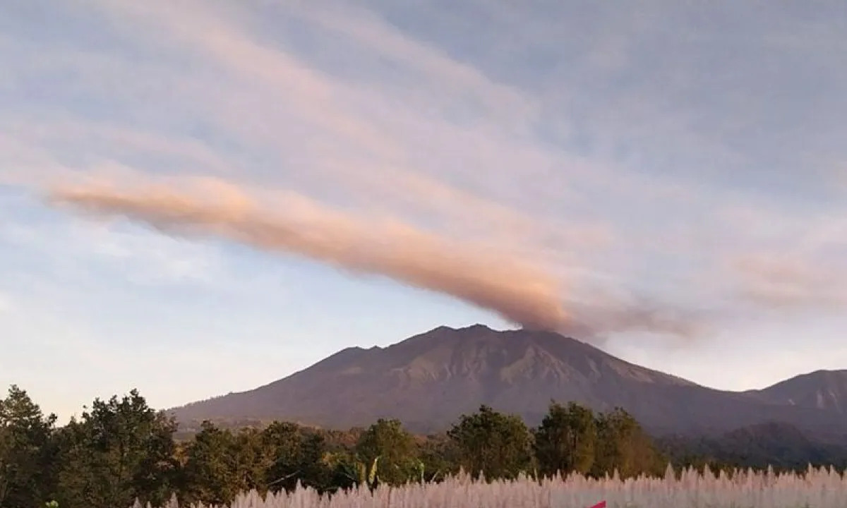 Gunung Raung Meletus 5 Kali dalam Sehari! Kolom Abu Capai 1.000 Meter, PVMBG Keluarkan Peringatan Serius Gunung Raung Meletus 5 Kali dalam Sehari! Kolom Abu Capai 1.000 Meter, PVMBG Keluarkan Peringatan Serius