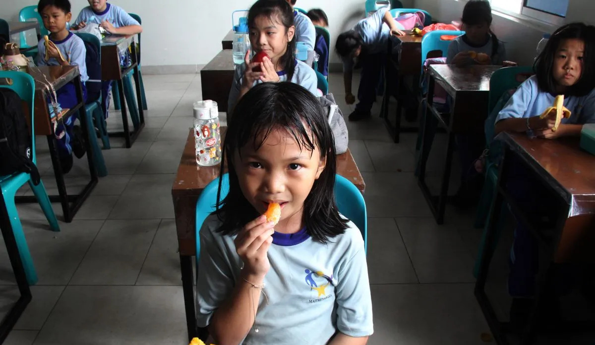 Jangan Cuma Enak, Orang Tua Perlu Perhatikan Gizi Camilan Anak
