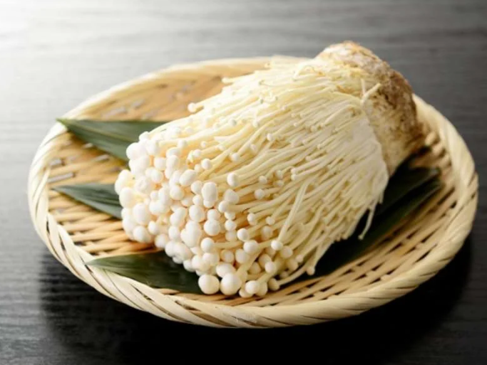 Manfaat Jamur Enoki: Rahasia Si Putih Imut yang Ampuh Jaga Imun dan Turunkan Kolesterol!