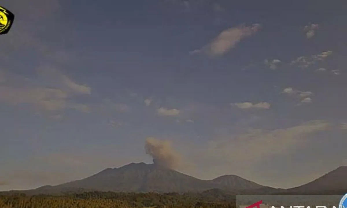 Gunung Raung Meletus! Abu Capai 4.500 Meter, Warga Jember Dihujani Abu
