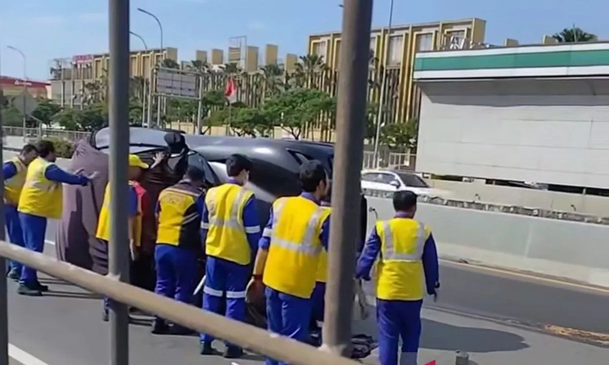 Mobil Pengangkut Ferrari Purosangue Terbalik di Tol Cengkareng, Supercar Mewah Alami Kerusakan Parah