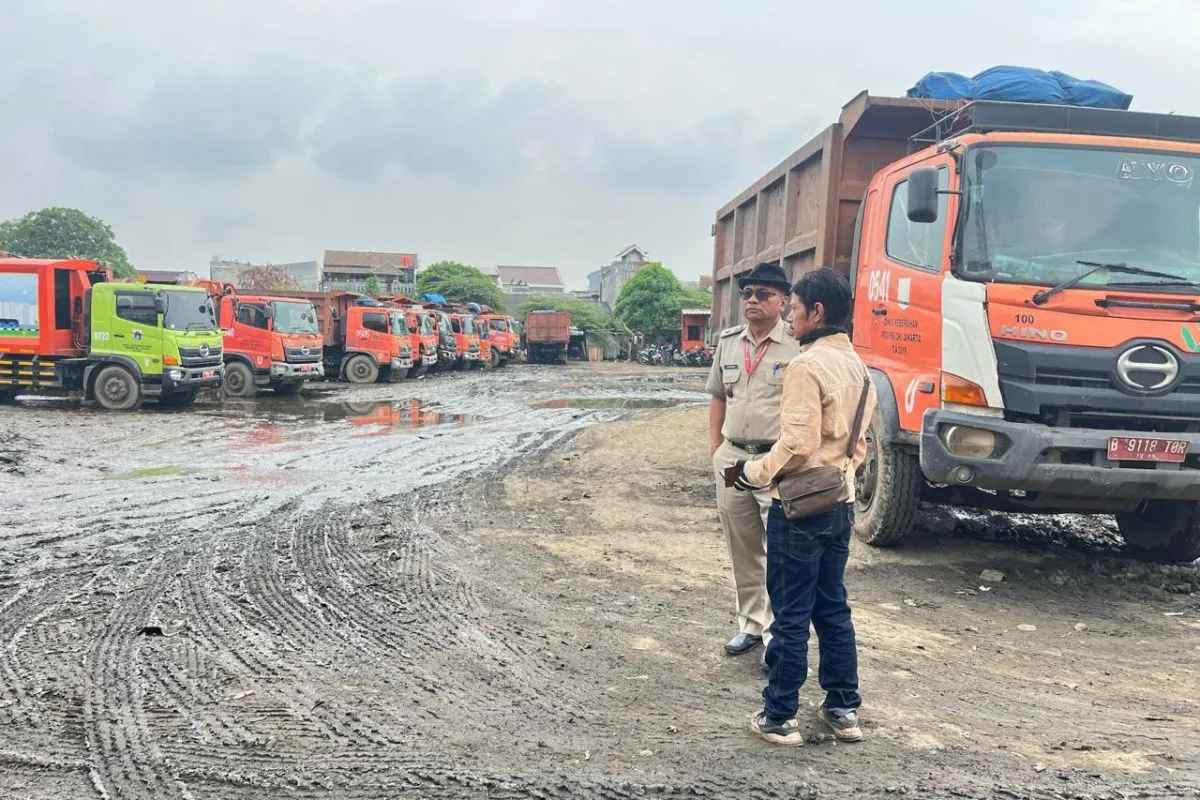 Warga Protes Bau Busuk dan Jalan Berlumpur, 69 Truk Sampah di Cilincing Akhirnya Dipindahkan!
