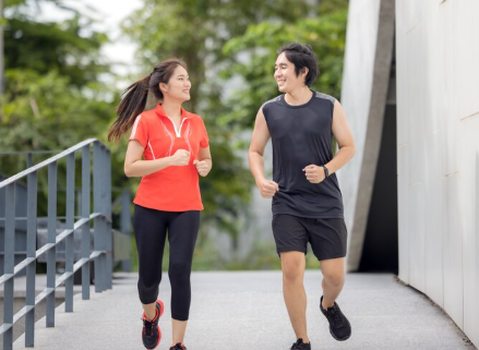 Jangan Asal Beli! Ini Ciri Sepatu Lari yang Bikin Kamu Gampang Cedera