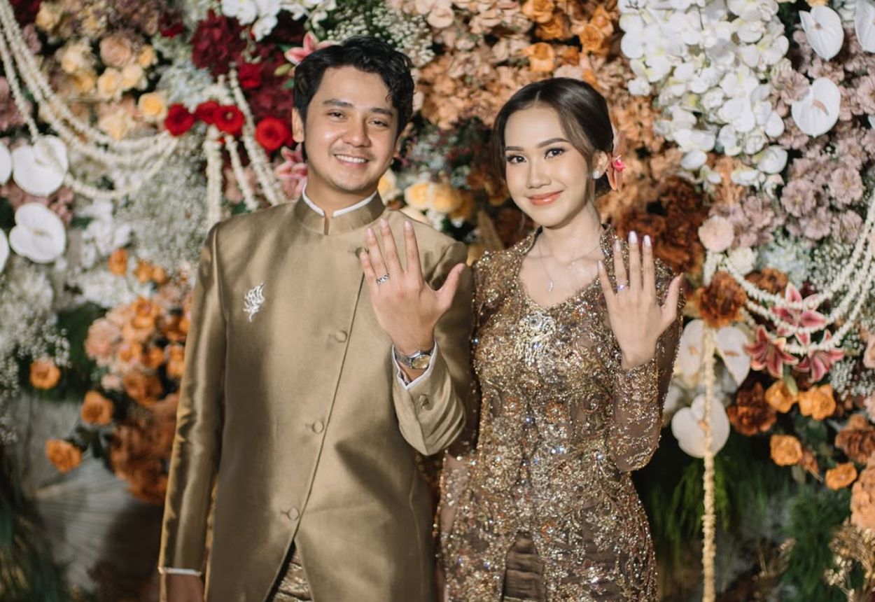 Manis Banget! Aktor Arbani Yasiz dan Penyanyi Raissa Ramadhani Resmi Tunangan